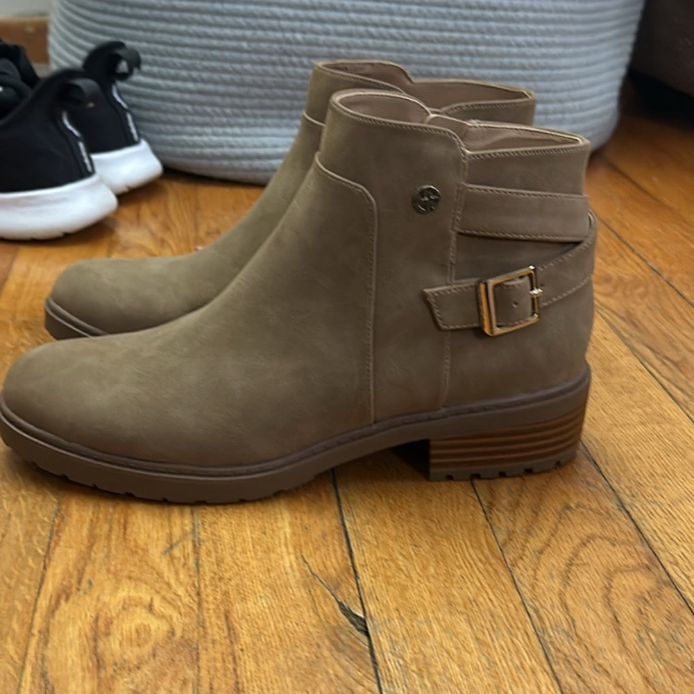 Size 7 GIANI BERNINI tan/brown ankle bootie, brand new never worn!